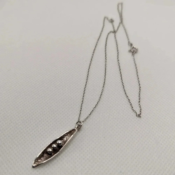 Jewelry - 925 Peas in a pod  necklace